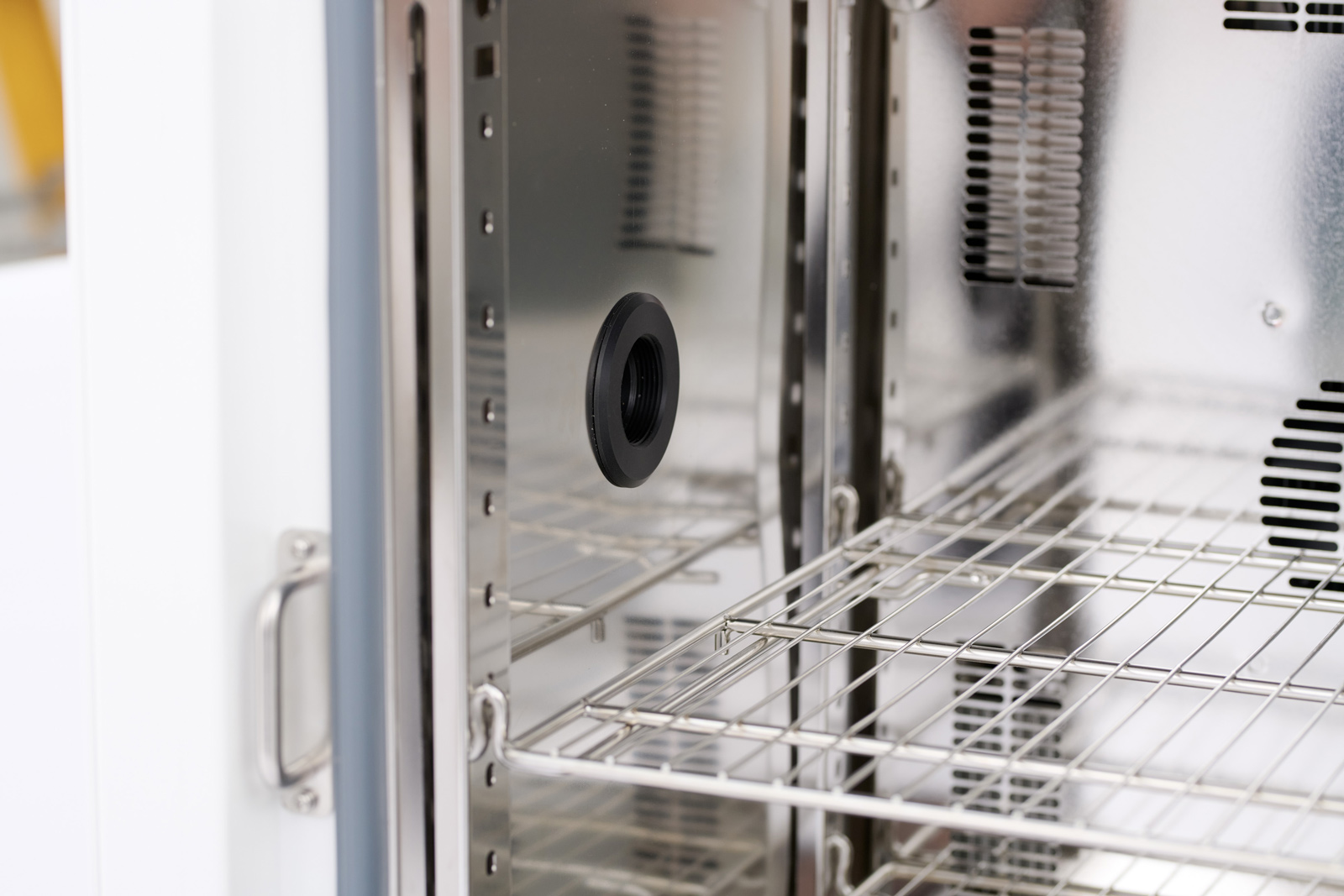 Pinnacle Temperature & Humidity Chambers 100L with advanced Peltier technology - Image 3